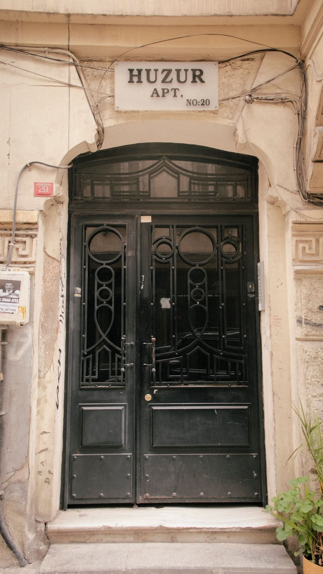 İstanbul'da tarihi bir apartmanın ferforje kapısı